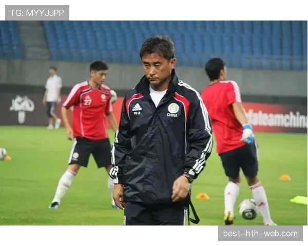 李诗沣比赛脸严肃，私服照却像度假大片，看到这差距我怀疑自己走错圈了